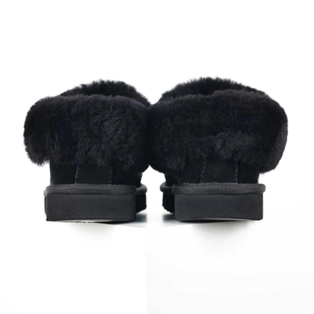 Pick up locally 💰520 Core recommendation with good price It is a very suitable choice for home use. In recent years, uug has launched a series of styles, which are partially geared towards the preferences of young consumers and have also moved to the forefront of fashion trends. Shoe body material: water-repellent coated suede upper, 17 mm UGGPURE™ implantable wool insole, lightweight non-slip and comfortable rubber outsole, with brand LOGO and trademark, with full packaging Size: 35 36 37 38 39 40